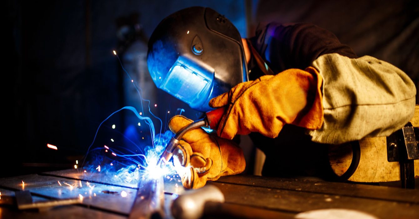 cutting-metal-with-plasma-equipment-plant